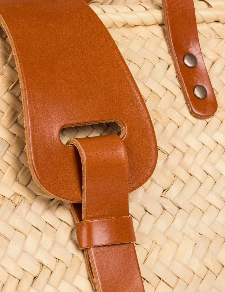 Close-up of the light brown calfskin front strap and trim on the Fadma Large #color_light brown