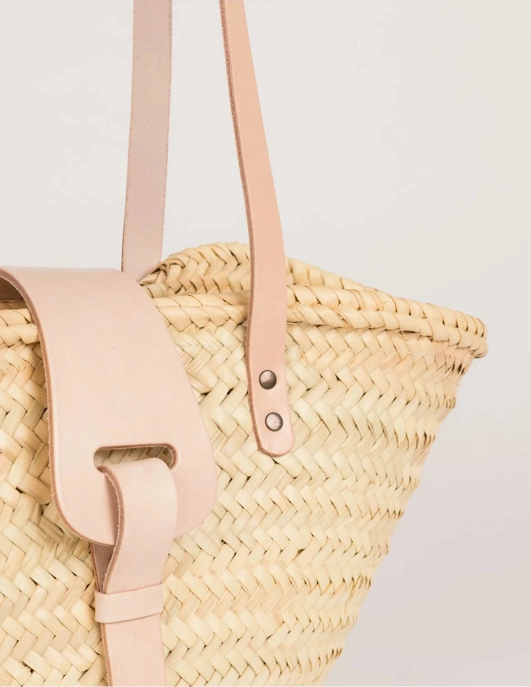 Close-up of the natural calfskin front strap and trim on the Fadma Small