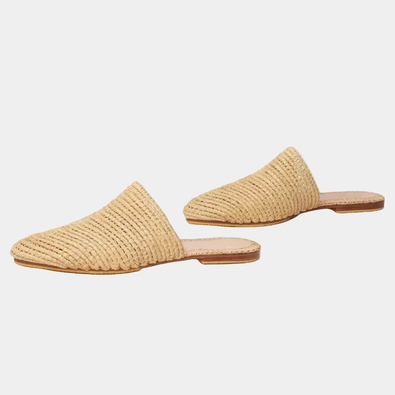 Side profile of flat raffia babouche mules with veg-tanned leather sole — Tilila mule by MARRAVIE