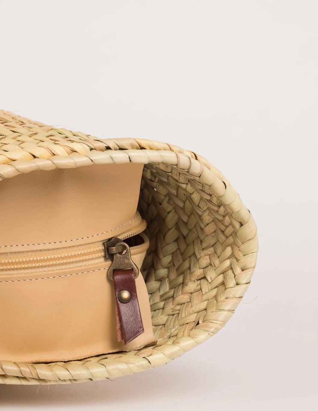 Side view of the Zhour Large basket bag in palm leaf