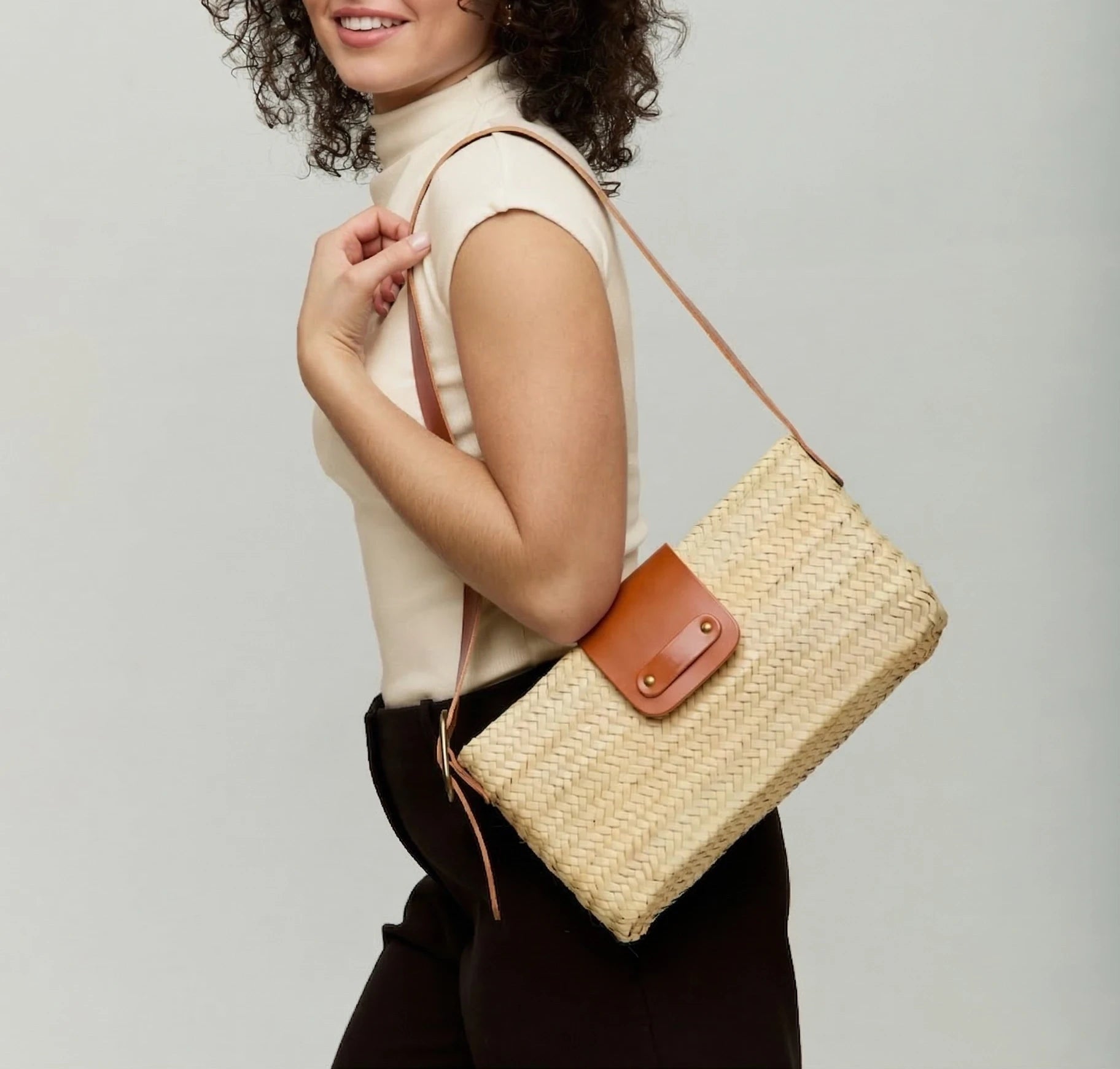 Asmae Baguette Bag worn on the shoulder in handwoven palm leaf with light brown calfskin