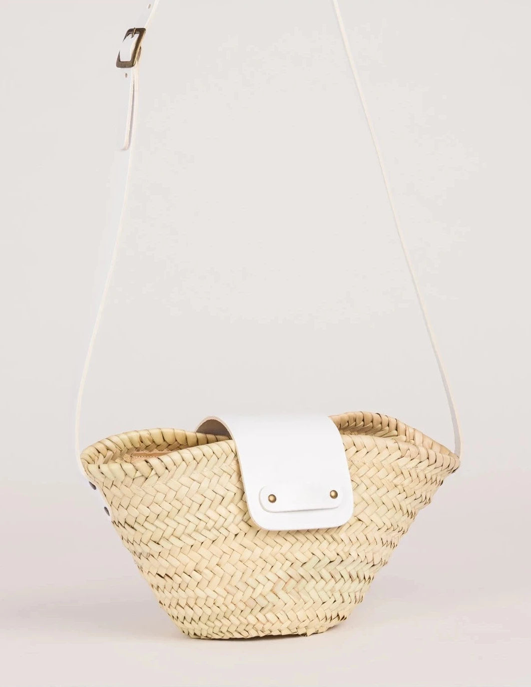 angle view of the Dija Crossbody basket bag in palm leaf with white calfskin