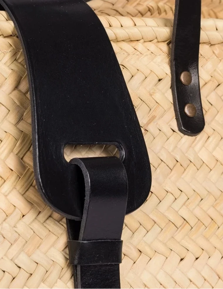 Close-up of the black calfskin front strap and trim on the Fadma Large #color_black