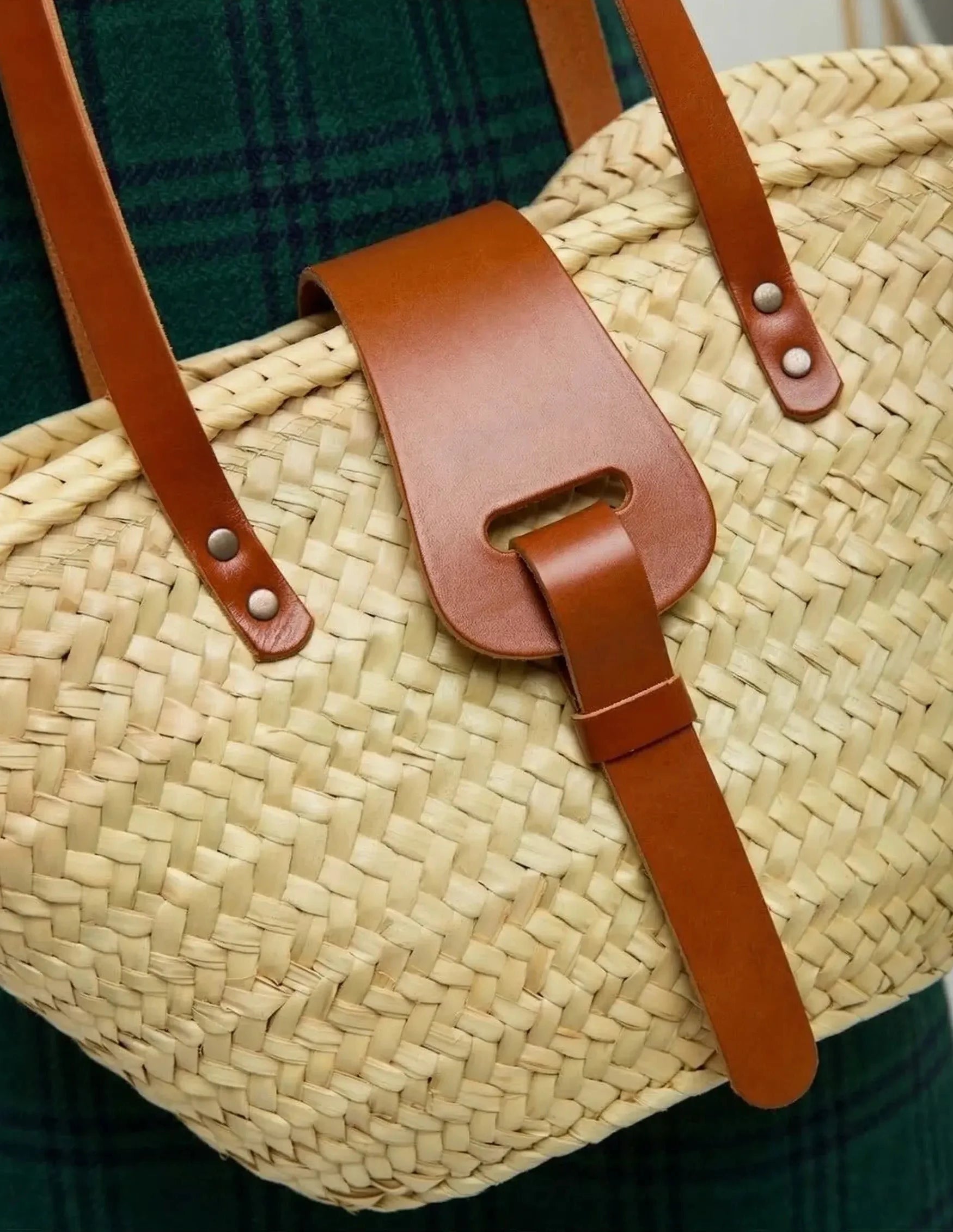 Woman carrying the Fadma Small palm leaf basket bag in light brown calfskin on the shoulder details
