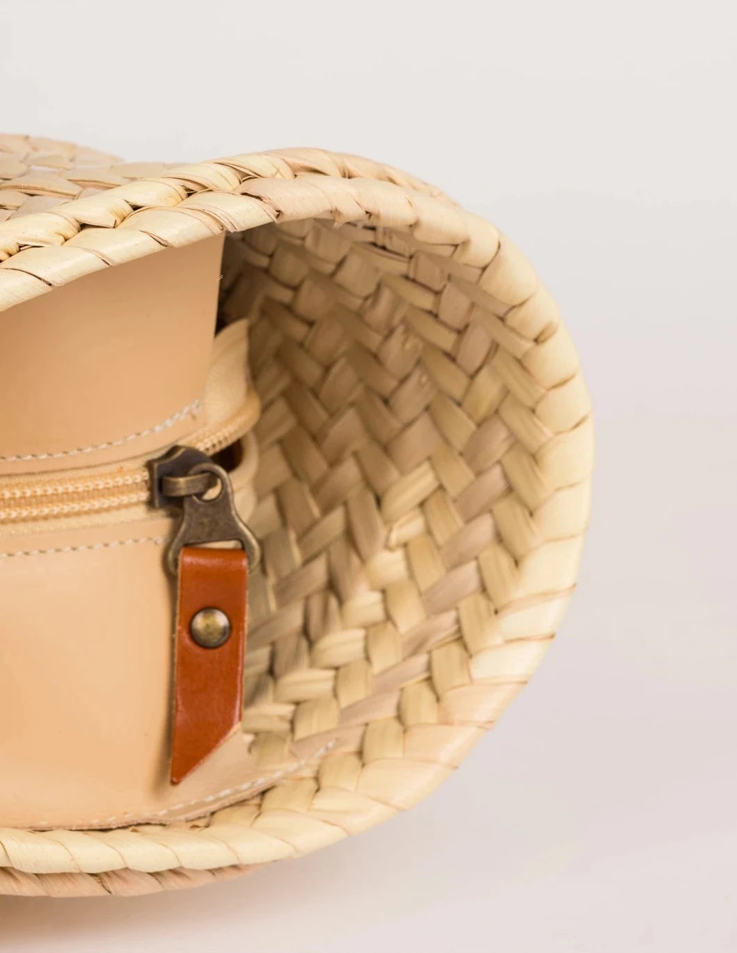 Side view of the Fadma Small basket bag in palm leaf 