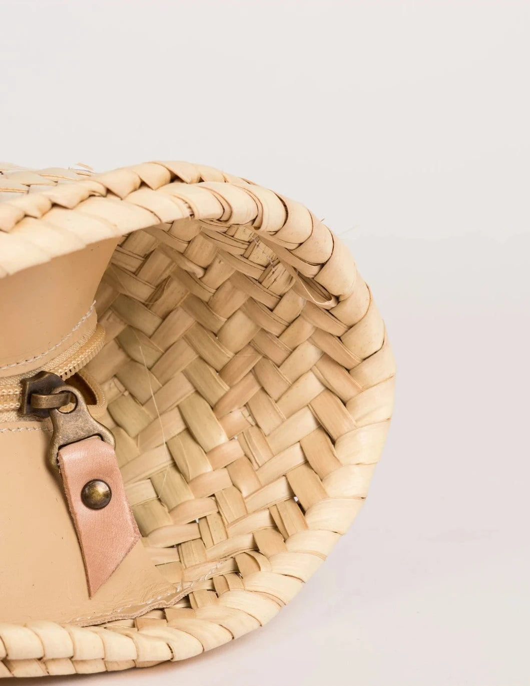Side view of the Fadma Small basket bag in palm leaf 