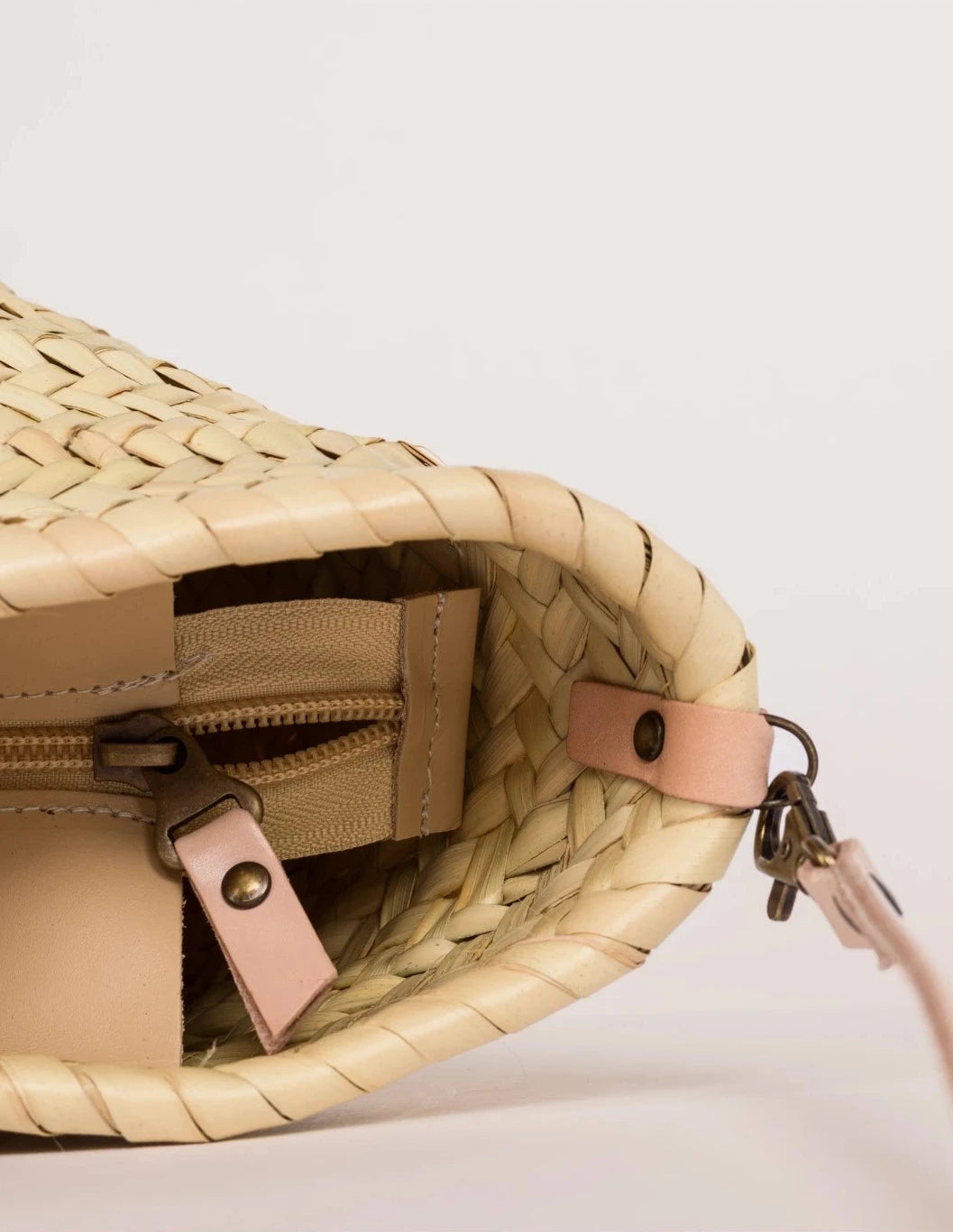 zoom zip view of the Zahira Mini basket bag in palm leaf with natural calfskin handles