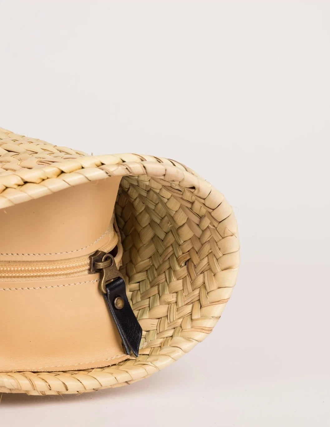 inside view of the Zhour Large basket bag in palm leaf 